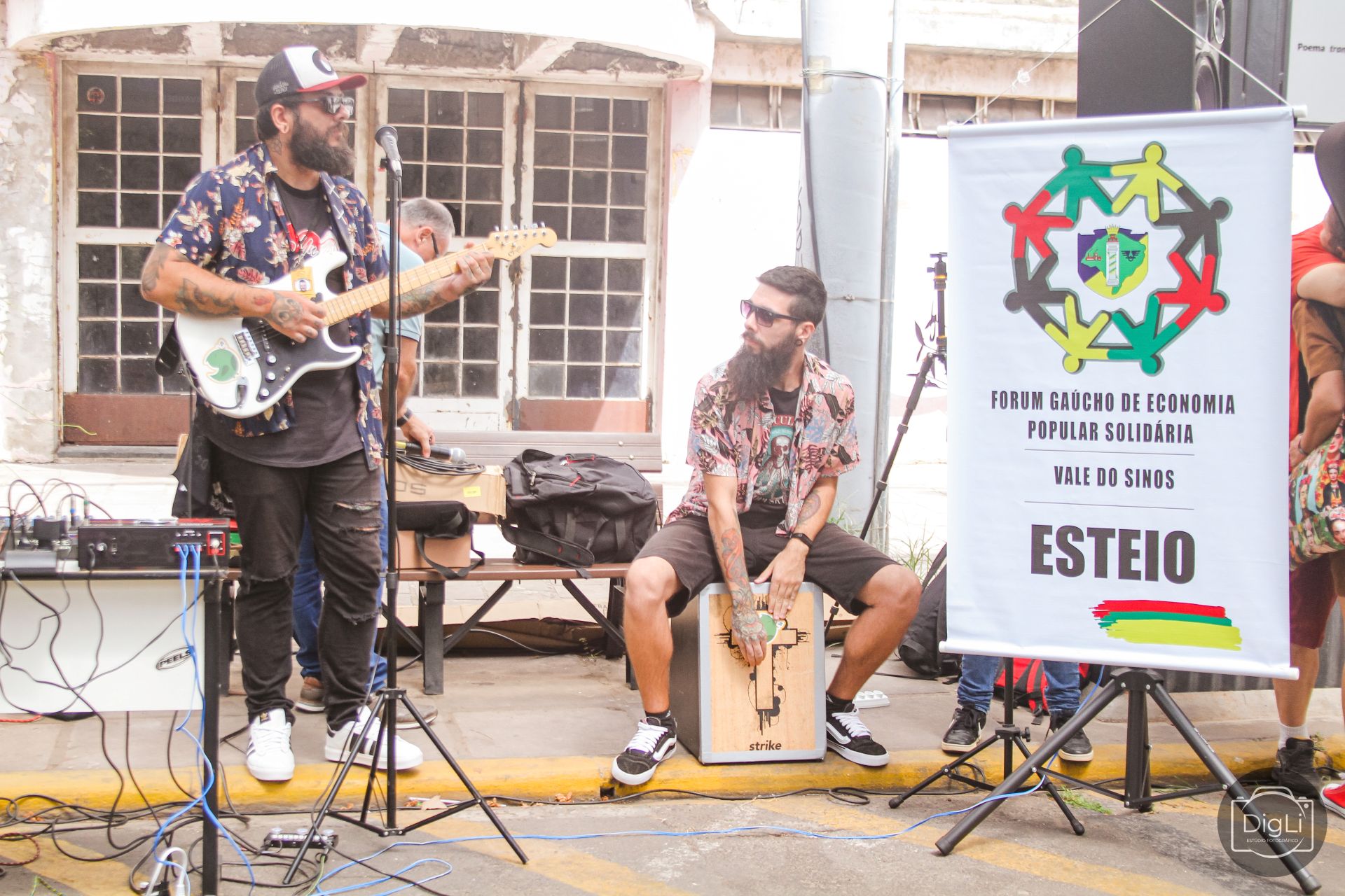 Rodrigo Fontoura apresentação da banda Digor na Feira da Economia Solidaria e Criativa de Esteio 15-03-2025 (3)