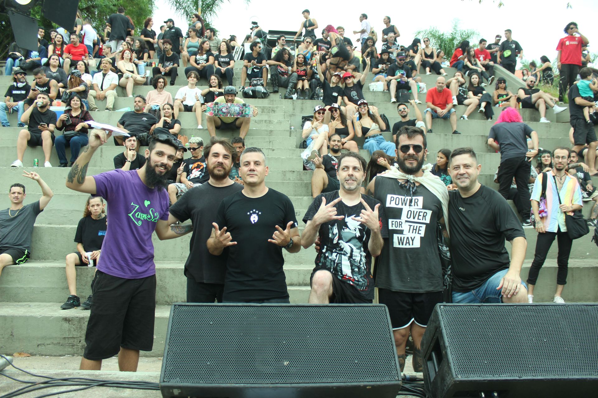 Rodrigo Fontoura como baterista da banda ZS2 no Rock na Praça coração de maria  03-03-2024 (1)