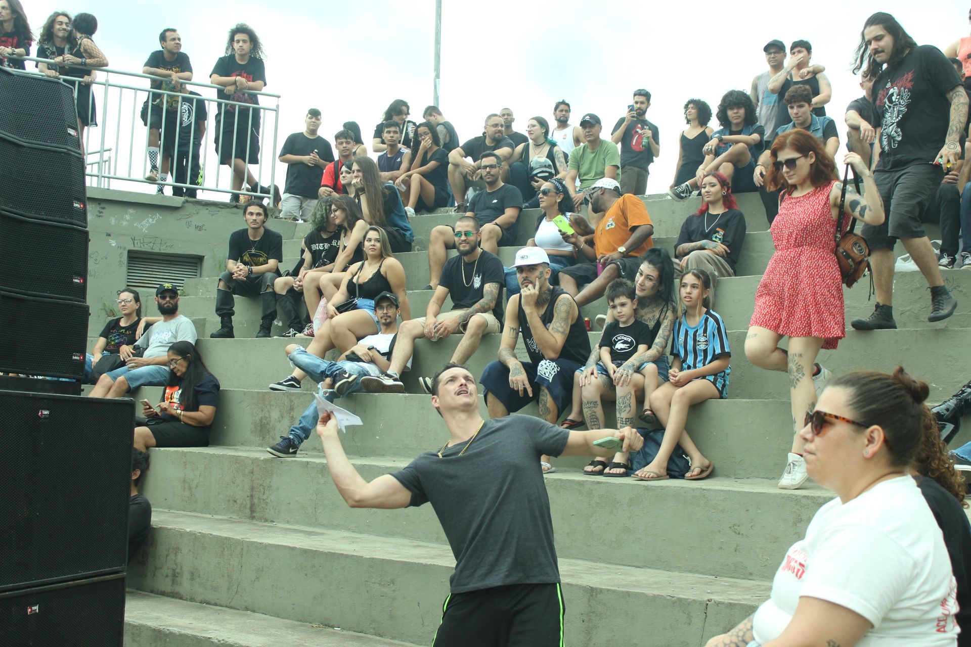 Rodrigo Fontoura como baterista da banda ZS2 no Rock na Praça coração de maria  03-03-2024 (2)