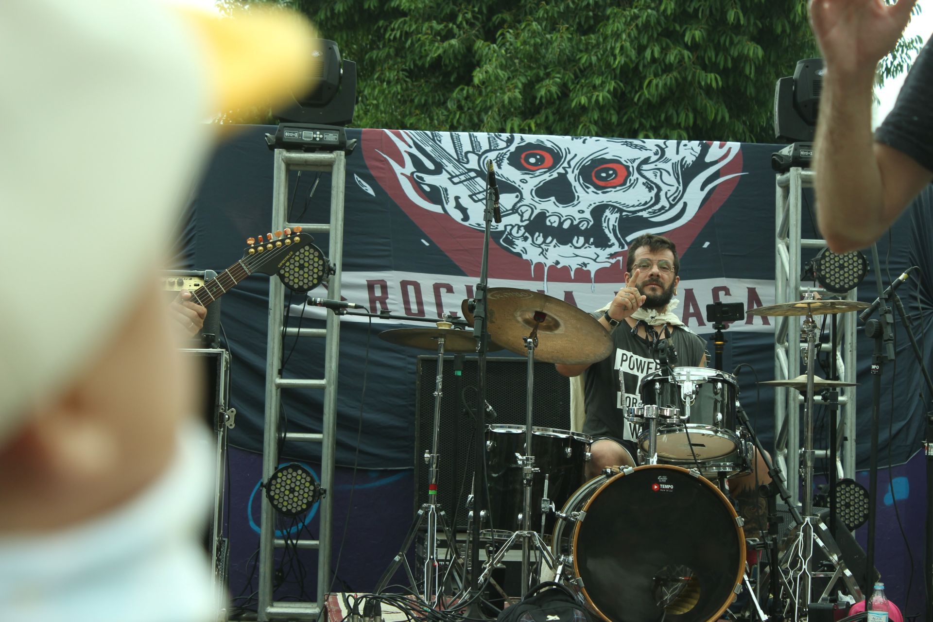 Rodrigo Fontoura como baterista da banda ZS2 no Rock na Praça coração de maria  03-03-2024 (3)