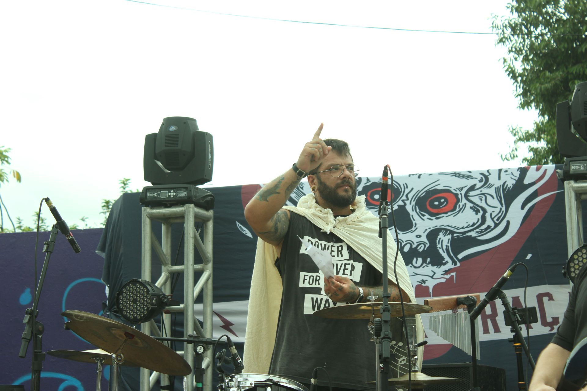 Rodrigo Fontoura como baterista da banda ZS2 no Rock na Praça coração de maria  03-03-2024 (4)