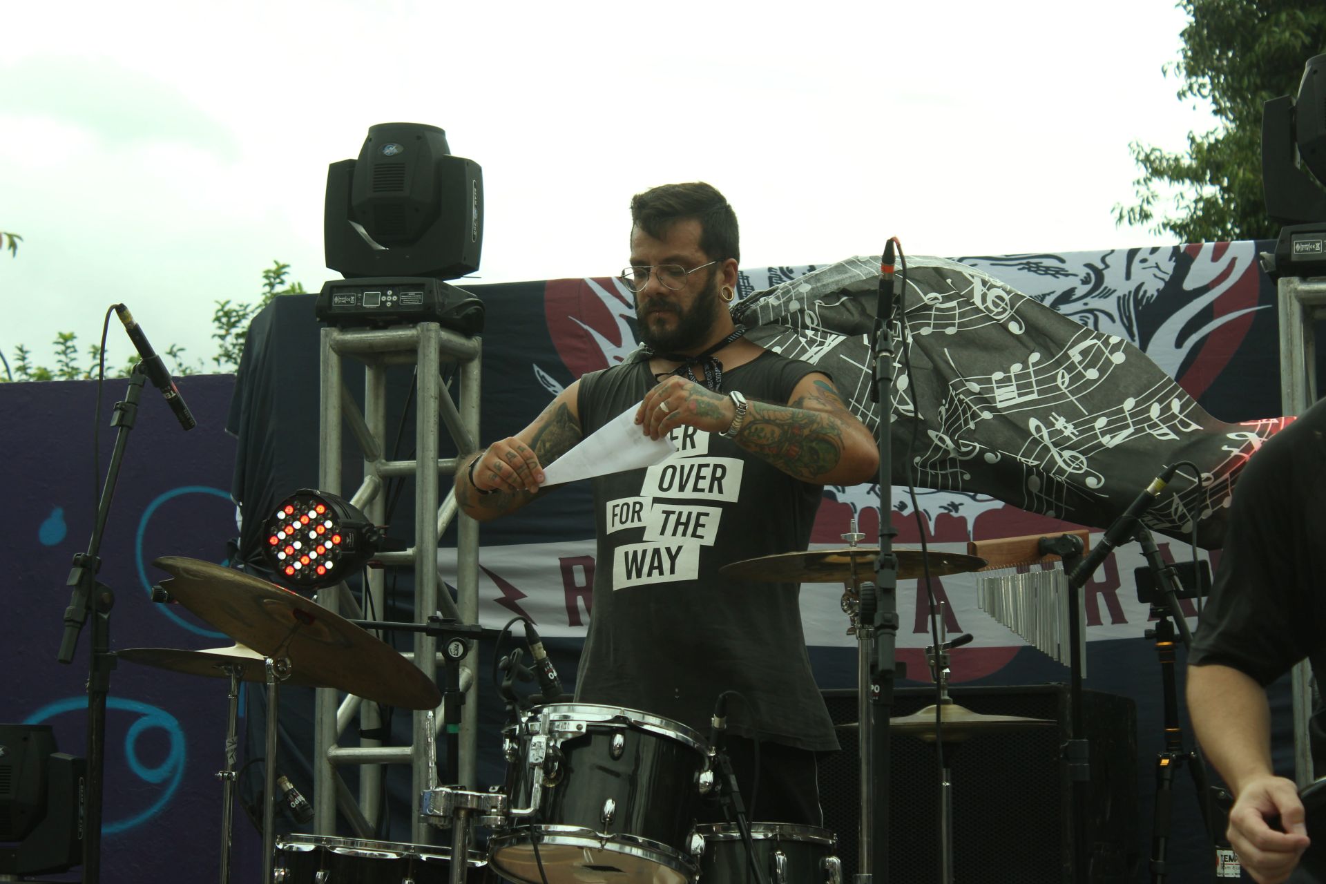 Rodrigo Fontoura como baterista da banda ZS2 no Rock na Praça coração de maria  03-03-2024 (5)