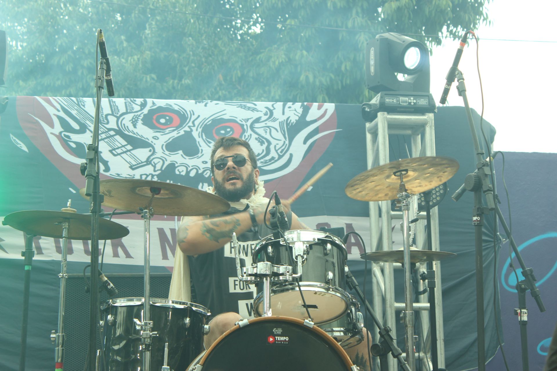 Rodrigo Fontoura como baterista da banda ZS2 no Rock na Praça coração de maria  03-03-2024 (8)