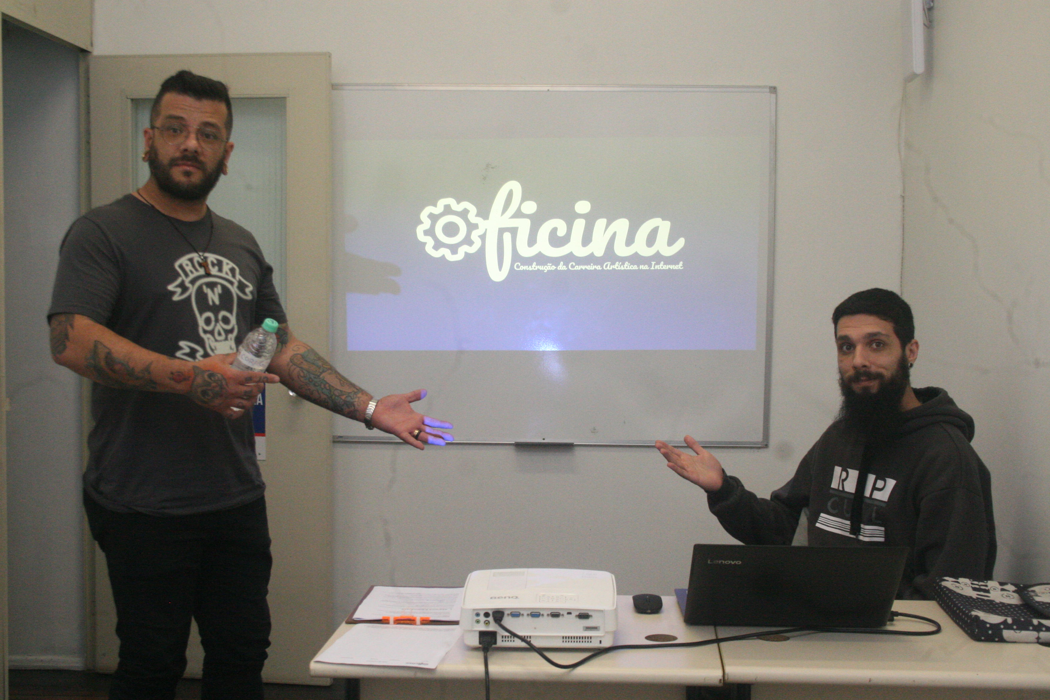Rodrigo Fontoura dando a Oficina Carreira Artistica na Internet na Casa de Cultura Lufredina Gaya em Esteio RS (1)