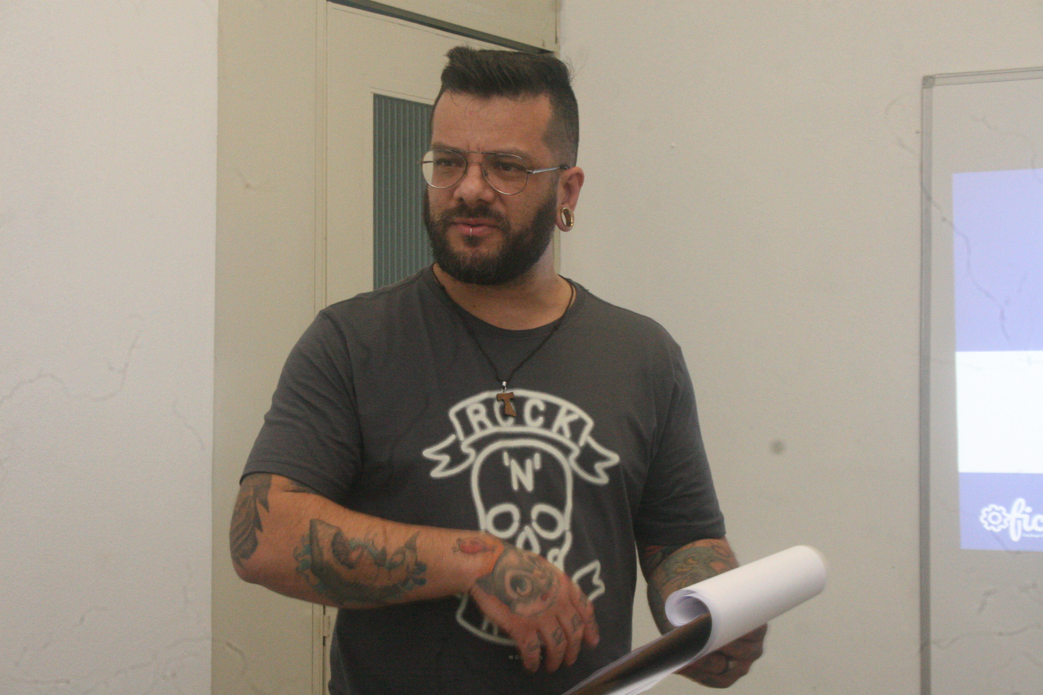 Rodrigo Fontoura dando a Oficina Carreira Artistica na Internet na Casa de Cultura Lufredina Gaya em Esteio RS (4)