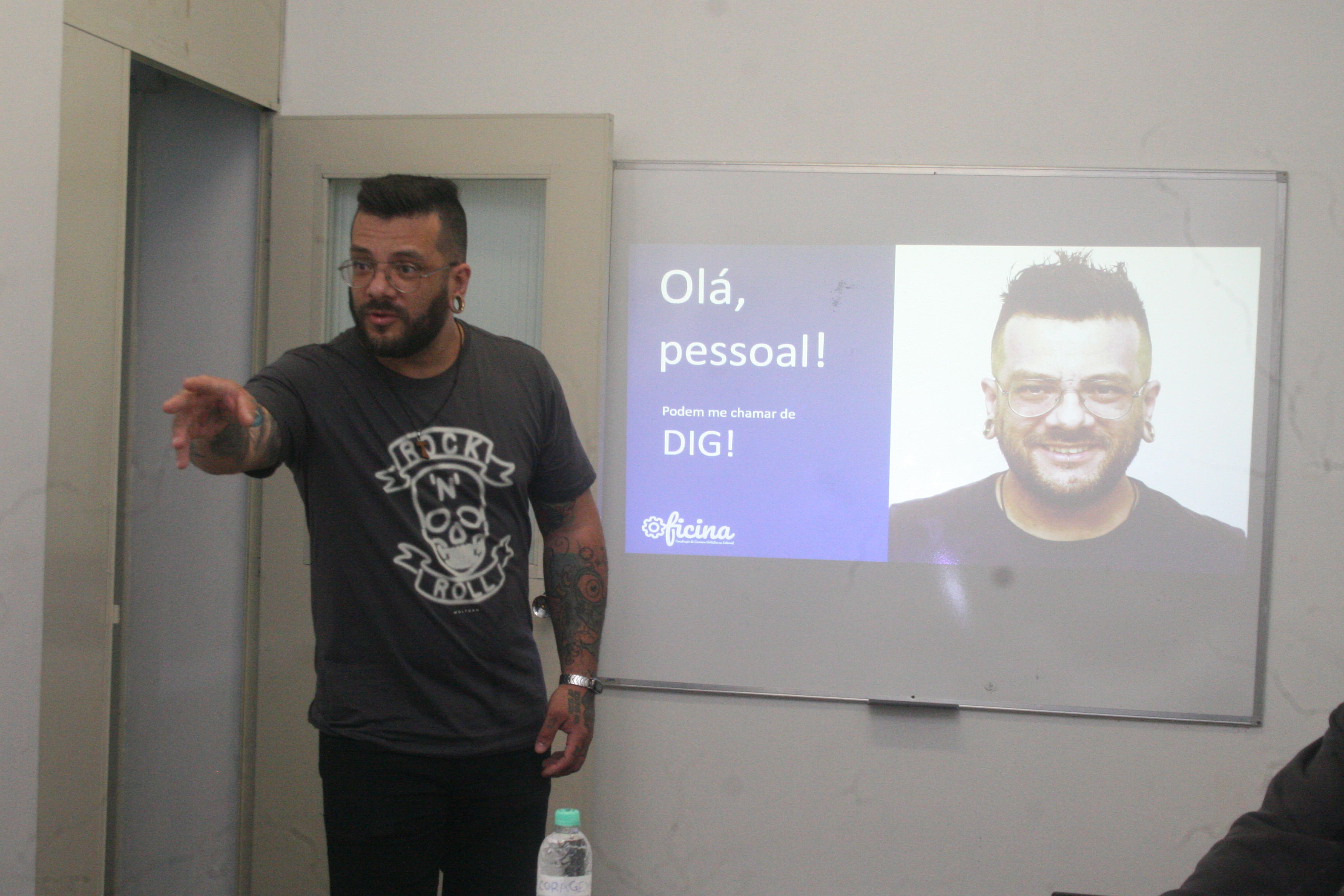 Rodrigo Fontoura dando a Oficina Carreira Artistica na Internet na Casa de Cultura Lufredina Gaya em Esteio RS (5)