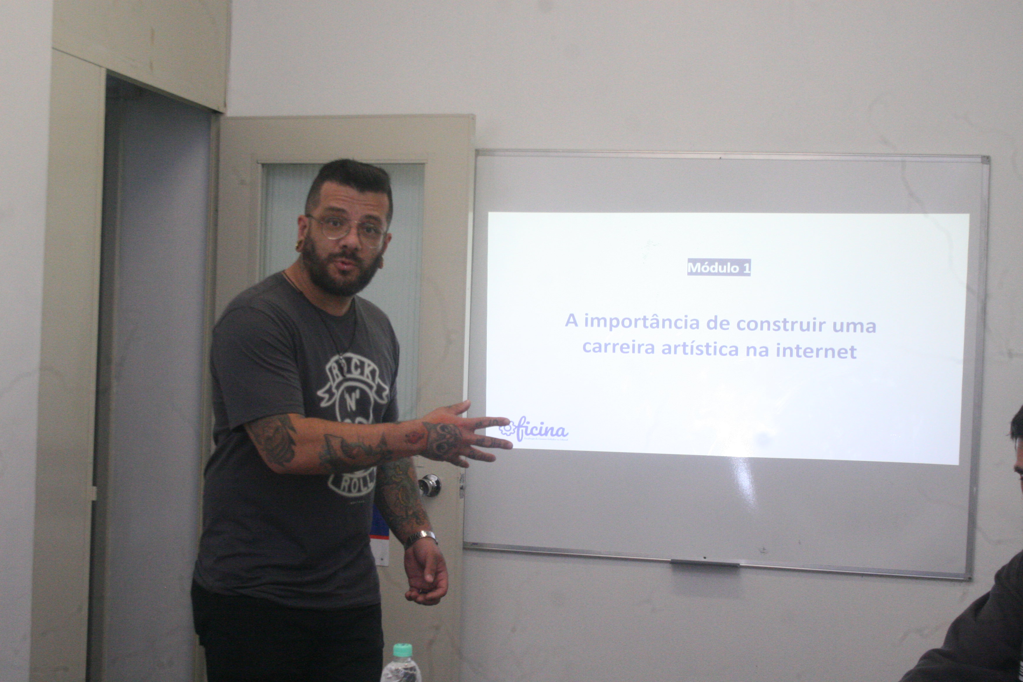 Rodrigo Fontoura dando a Oficina Carreira Artistica na Internet na Casa de Cultura Lufredina Gaya em Esteio RS (6)