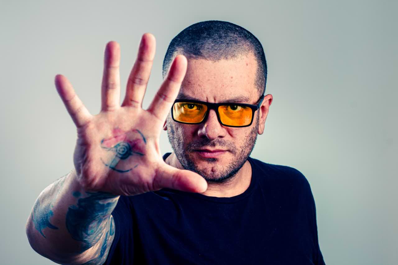 Rodrigo Fontoura foto de estudio profissional  com a mão aberta