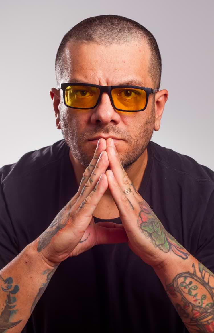 Rodrigo Fontoura foto de estudio profissional  com as mãs em forma de piramide